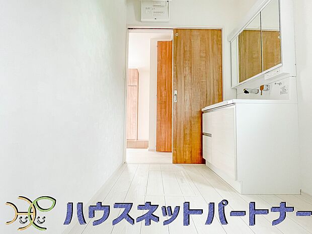 広い脱衣所、洗面台も大きなサイズを設置。建売では見ない広さと解放感。