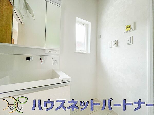 毎日使う洗濯機。しっかりと奥行きのある置き場が確保されています。
