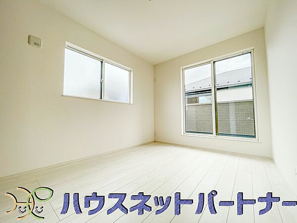 独立性を高めたお部屋。たっぷりの収納も配備しており、片付いた空間を現実出来そう。陽光も降り注ぐ明るく開放的な空間が魅力的。