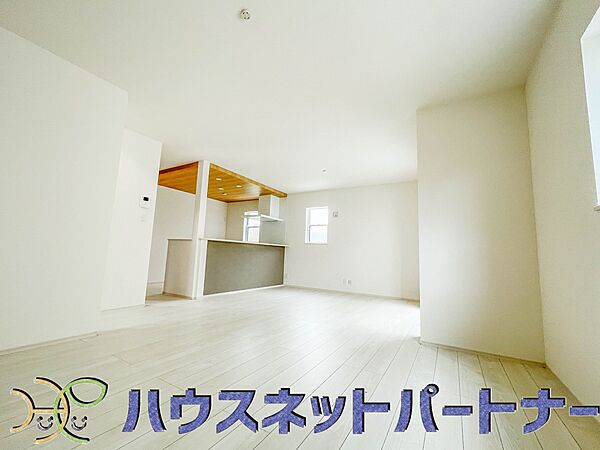 リビングは、食事スペースと寛げる場所設けてもまだ余裕の広さ。明るい光が照らしてくれます。