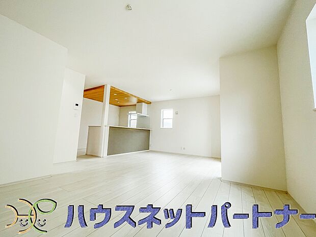リビングは、食事スペースと寛げる場所設けてもまだ余裕の広さ。明るい光が照らしてくれます。
