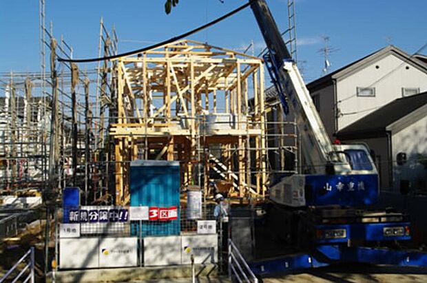 主要な部材をエンジニアリングウッドで構成しております。エンジニアリングウッドとは集成材とも呼ばれ製材した板を工場で乾燥させ繊維方向を平行にする事により曲がり・狂いが少ない材料です。