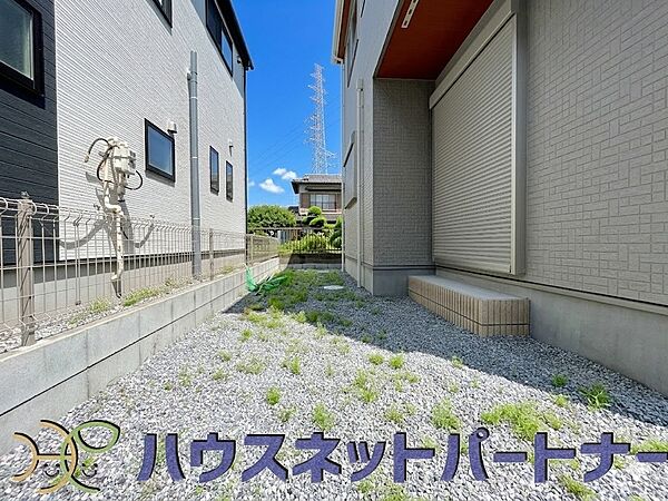 一戸建ての醍醐味は、何といっても庭があること。花や野菜を育てたり、子供と遊んだり、お客様を迎えたり…。大切なペットと過ごす心地良いスペースにもなりますね。
