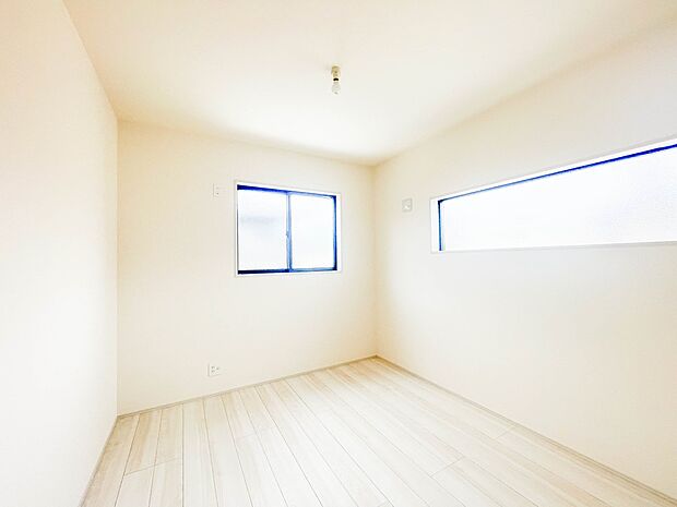 明るい窓のあるお部屋は子供部屋にぴったり。可愛い家具で素敵なお部屋に。