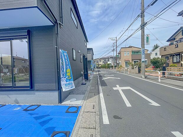 前面道路の日当たりの良い明るいお家。
