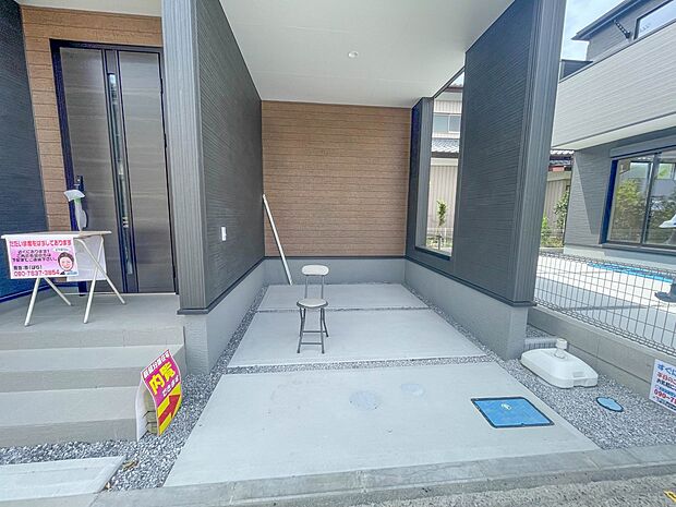 通勤や家族の送迎など、毎日の生活にマイカーが欠かせない方にとって駐車場は大事な条件。敷地内にカースペースがあれば、お出かけやお買い物の際の搬入出もらくらくです。