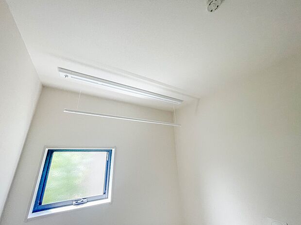 毎日使う洗濯機。しっかりと奥行きのある置き場が確保されています。