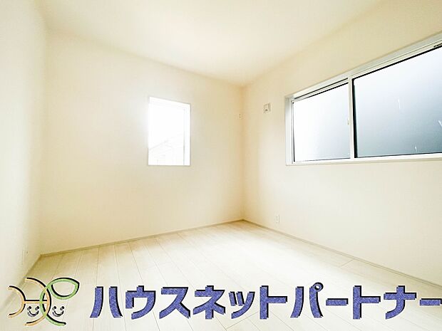 柔らかな光り差し込む家族に優しい洋室は子供部屋にぴったり。