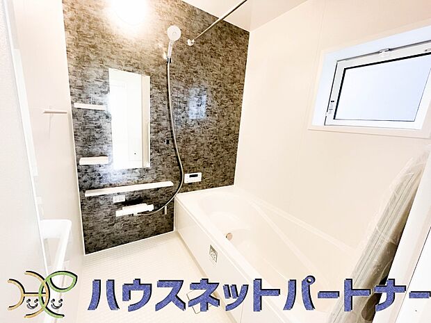 高級感溢れるカラーと大きさ・柔らかな曲線で構成された半身浴も楽しめるバスタブが心地よさをもたらします。