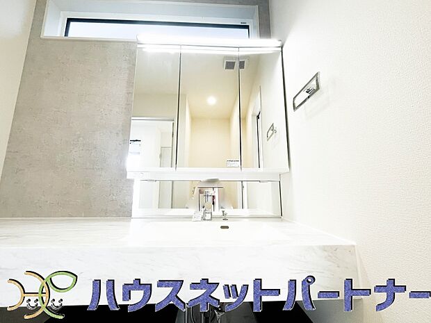 大きく見やすい三面鏡で清潔感ある洗面台は、身だしなみチェックや肌のお手入れに最適です。何かと物が増える場所だからこそ、スッキリと見映えの良い空間に拵えました。