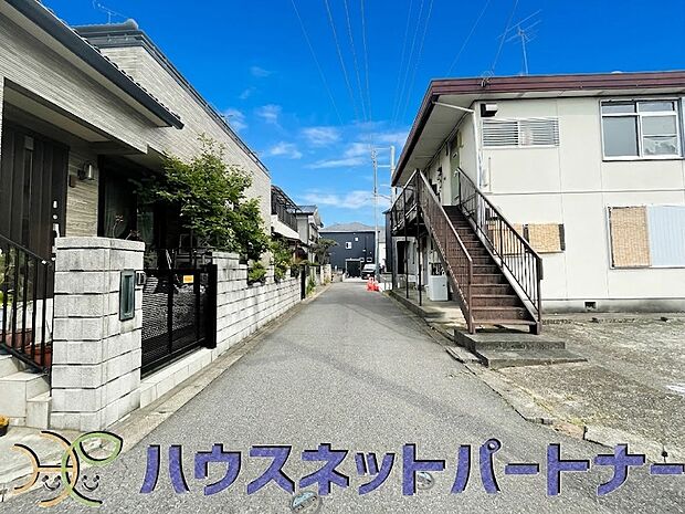 前面道路でお車を駐車するのも楽々。