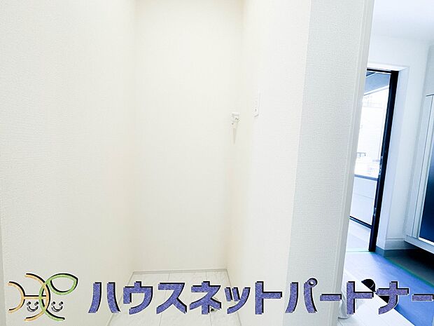 毎日使う洗濯機。しっかりと奥行きのある置き場が確保されています。