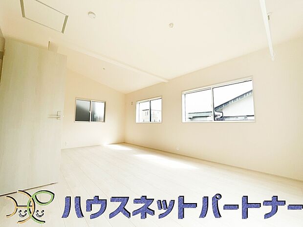 独立性を高めたお部屋。たっぷりの収納も配備しており、片付いた空間を現実出来そう。陽光も降り注ぐ明るく開放的な空間が魅力的。