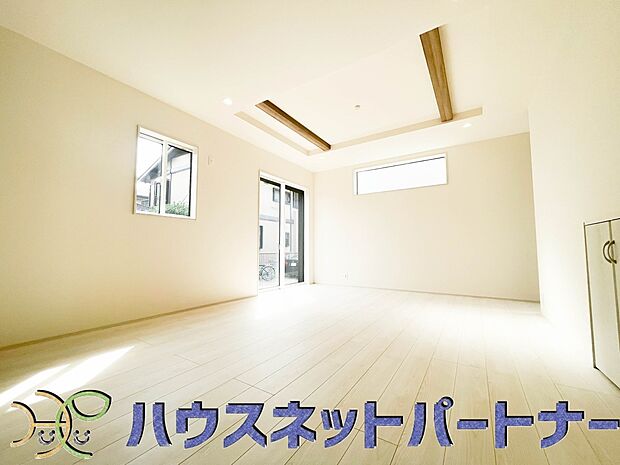 リビングは、食事スペースと寛げる場所設けてもまだ余裕の広さ。明るい光が照らしてくれます。