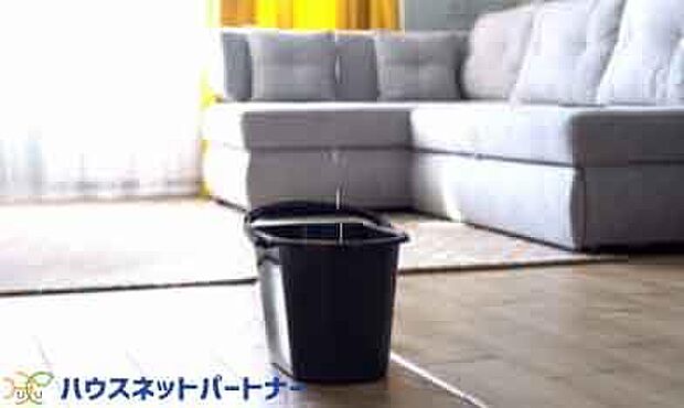 防水対策は、各社さまざま。おざなりにしておくと、耐用年数が下がり、建物内部に水が入り込む雨漏りや建物躯体に大きなダメージを与えるリスクが高まります。ブルーミングガーデンでは、防水対策など見えない部分の