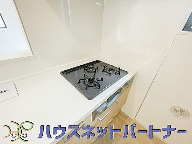 三口コンロで料理の幅を拡げてくれる使いやすいシステムキッチンを採用。洗い場も大きいので野菜や食器を洗ったりする際にも捗り、奥様の強い味方となってくれるはずです。