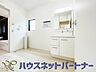 洗面：大きく見やすい三面鏡で清潔感ある洗面台は、身だしなみチェックや肌のお手入れに最適です。何かと物が増える場所だからこそ、スッキリと見映えの良い空間に拵えました。