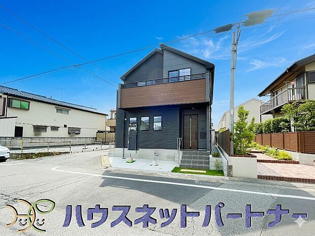 街に溶け合う美しい景観と、採光や風通しを考えて設計された間取り。近隣の視線を考え調整した窓位置など、外観だけでなく、住まうご家族の心地よさを最優先しました。