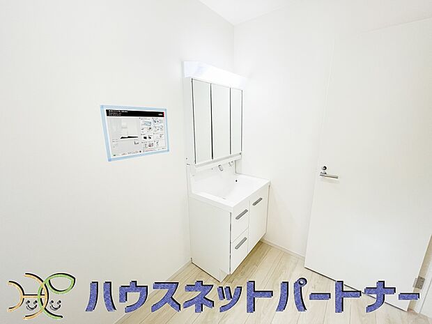 広い脱衣所、洗面台も大きなサイズを設置。建売では見ない広さと解放感。