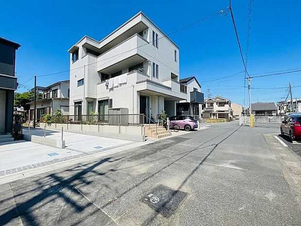 前面道路の日当たりの良い明るいお家。
