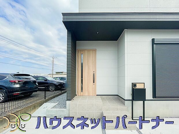 玄関はおうちの顔と言われます。玄関アプローチは、外観デザインの印象を左右します。ご家族の個性を出しながら、素敵な玄関でお客様をお迎えしてください。