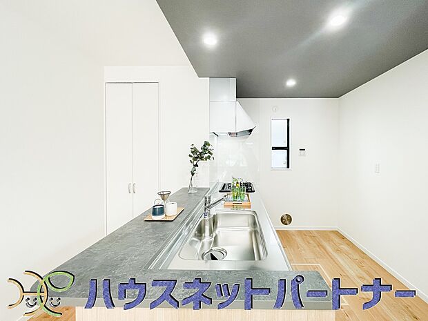 キッチン吊戸棚を無くす事によって、コミュニケーションを重視した設計に致しました。区画によって変わる一体感を、実際にご覧になって頂けましたらと思います。 