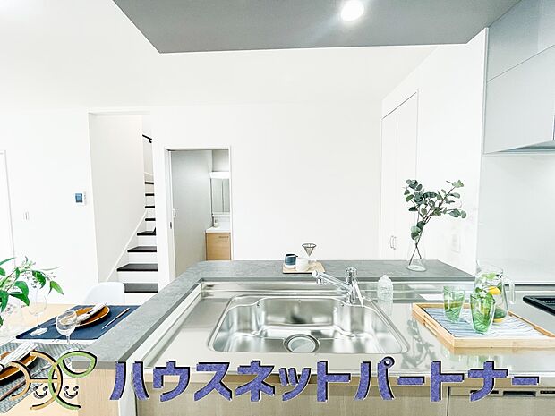 人工大理石のワークトップやシンクは、水を流しただけできれいになったように見えます。白いキッチンは明るく清潔感があり、とっても素敵です。