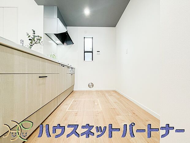 明るい自然光が入る作業スペースを多くとったキッチン採用。夫婦揃ってキッチンに立っても調理がしやすく、家事をしながら会話も弾みます。食器類もすっきりと片付く収納力。