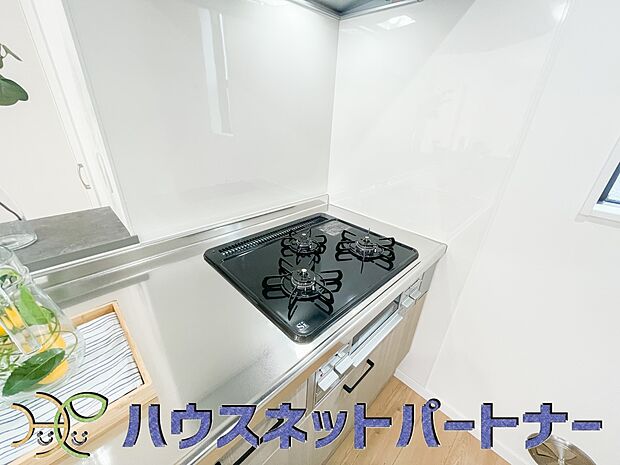 三口コンロで料理の幅を拡げてくれる使いやすいシステムキッチンを採用。洗い場も大きいので野菜や食器を洗ったりする際にも捗り、奥様の強い味方となってくれるはずです。