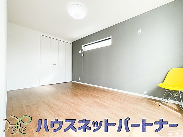 ベッドを置いて主寝室をイメージ。それでも広々してますね。