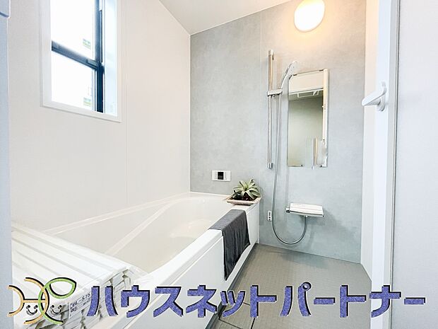 心地よいバスタイムを演出する浴室はゆとりあるサイズを採用。保温機能付き、汚れをはじく有機ガラス系の新素材を採用した浴室。美しく機能的な設備を採用。