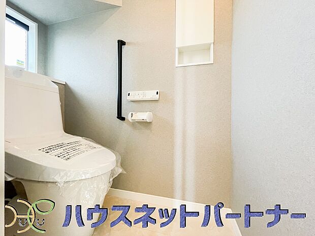 快適な生活を送るための必須アイテムとなった洗浄機能付トイレ。おしり洗浄、ビデ洗浄、暖房便座の3つの機能を標準装備しています。
