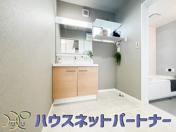 大きく見やすい三面鏡で清潔感ある洗面台は、身だしなみチェックや肌のお手入れに最適です。何かと物が増える場所だからこそ、スッキリと見映えの良い空間に拵えました。