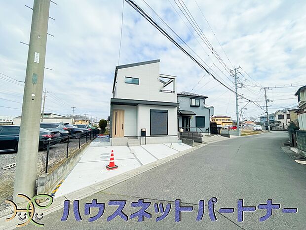 前面道路は6ｍあり広いので駐車も楽ちん。