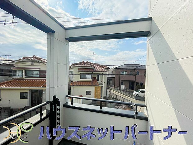 朝の澄んだ空気や、夕方に吹く清々しい風を五感で感じられるバルコニー。住まいの中で唯一屋外にあって、本当の自然を感じられるスペースです。