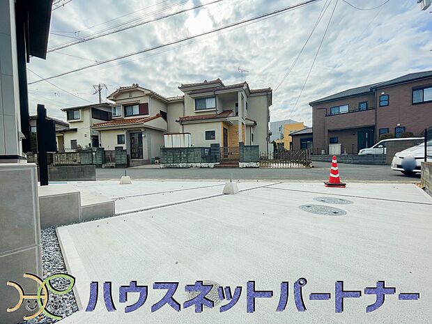 カースペース2台可。敷地内に駐車スペースが2台分確保されています。通勤、お出かけ、ショッピングなど、家族で出かける際の足となる車。状況に応じて使い分けたい、そんな方におすすめです。