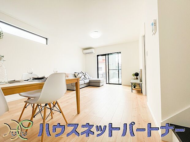 リビングは、食事スペースと寛げる場所設けてもまだ余裕の広さ。明るい光が照らしてくれます。