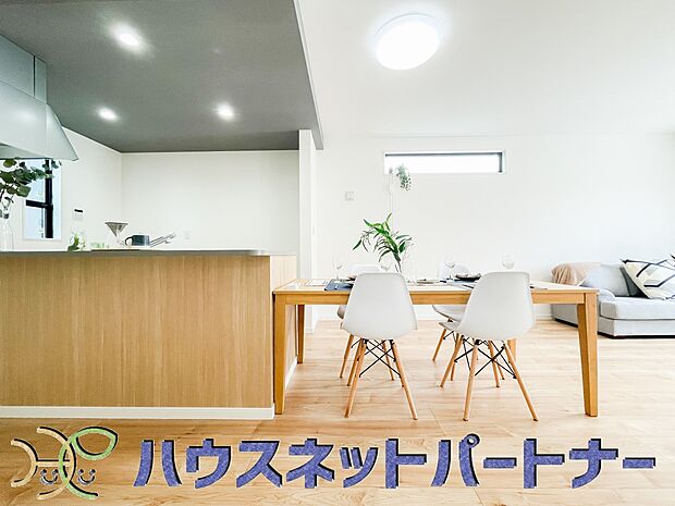 忙しい朝でも家族揃って食事をして頂ける、ゆとりある大きさのダイニングスペース。奥様の手料理をカウンター越しに受けとって頂き、テーブルで囲む素敵な時間を存分にお愉しみ下さい。