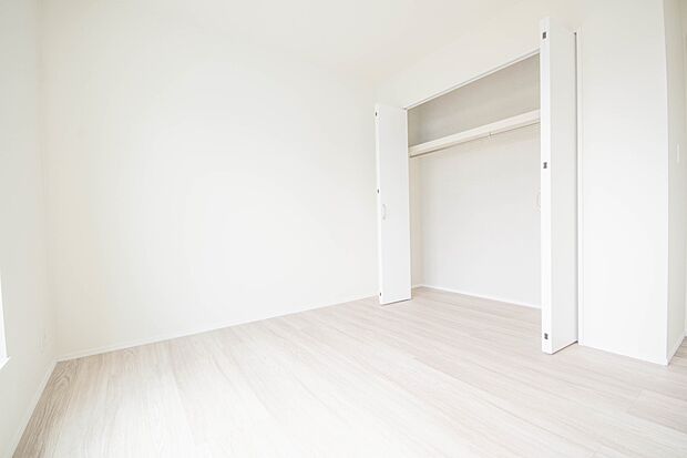 明るい窓のあるお部屋は子供部屋にぴったり。可愛い家具で素敵なお部屋に。