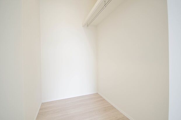 たくさんの洋服をかけてもシワになりにくいウォークインクローゼット。洋服以外にも、普段使わない家電やスーツケース、ストック品など何でも片付く嬉しい空間です。