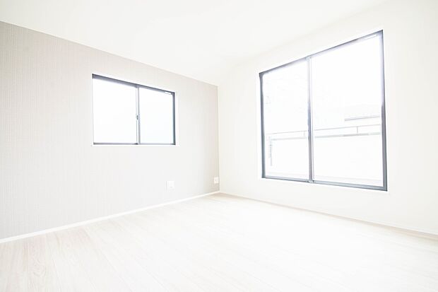 独立性を高めたお部屋。たっぷりの収納も配備しており、片付いた空間を現実出来そう。陽光も降り注ぐ明るく開放的な空間が魅力的。
