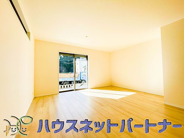 太陽の光が照らす明るいリビングは、開放感があり通風・採光に優れ、心地よい光と風が舞い込んできます。心休まるリビングは何よりも快適な時間を過ごせます。