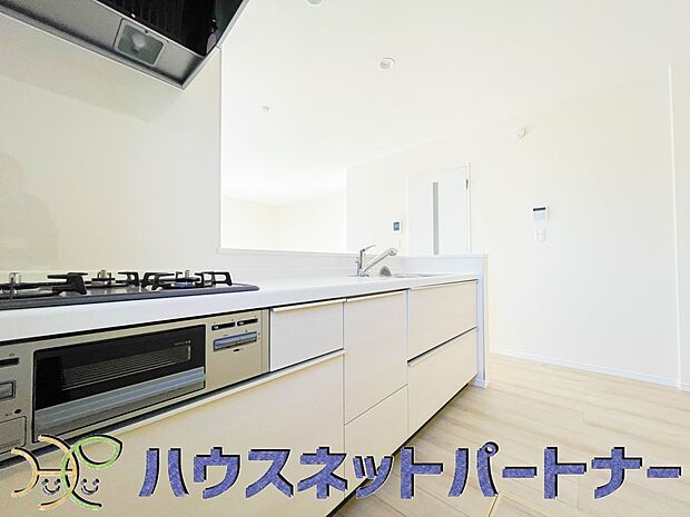 三口コンロで料理の幅を拡げてくれる使いやすいシステムキッチンを採用。洗い場も大きいので野菜や食器を洗ったりする際にも捗り、奥様の強い味方となってくれるはずです。