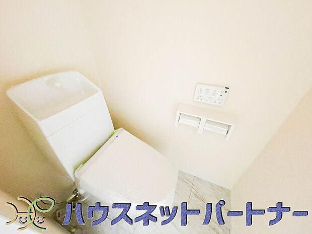 温水暖房便座。冷たい便座に座ったときの「ヒヤッ」は苦痛なだけでなく、心機能に負担がかかります。便座の暖房機能は、その冷感ショックを軽減することにとても有効な機能なのです。