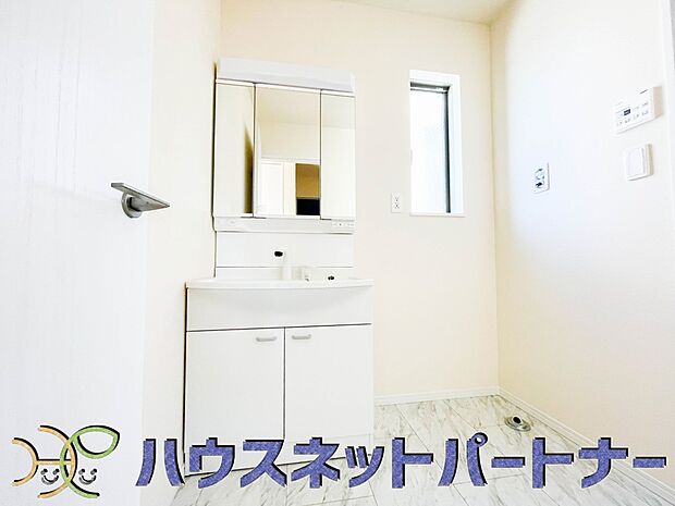 ミラーを手前に引けば、楽な姿勢で髭剃りやメイクができます。合わせ鏡にすればヘアスタイルのチェックもラクラク。洗面化粧台のミラー裏にはたっぷり入る収納スペースを設けています。