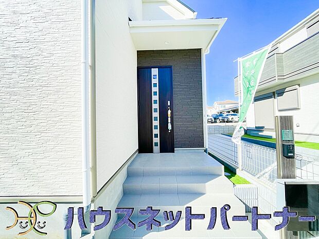 玄関の扉を開けると家族の待つお家。幸せを感じる瞬間です。