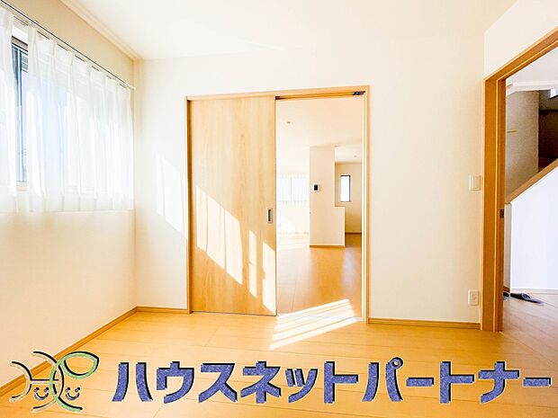 リビング洋室ともに、木目が美しフローリング仕上げ。掃除がしやすくとてもおしゃれです。