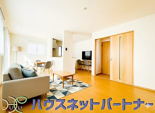 家族でくつろぐリビングは16帖。日当たりも良く、風通しも優れています。