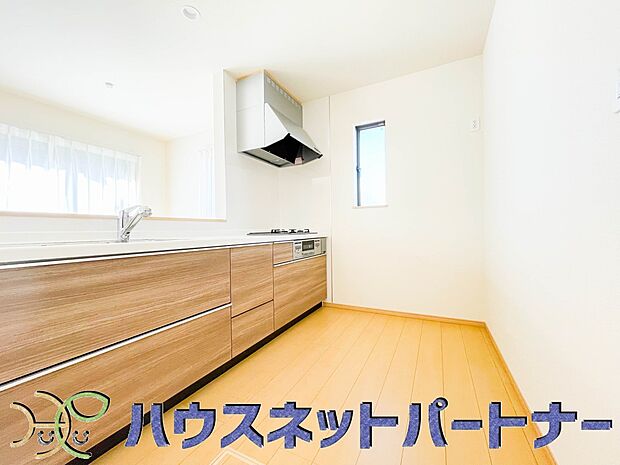 明るい自然光が入る作業スペースを多くとったキッチン採用。夫婦揃ってキッチンに立っても調理がしやすく、家事をしながら会話も弾みます。食器類もすっきりと片付く収納力。