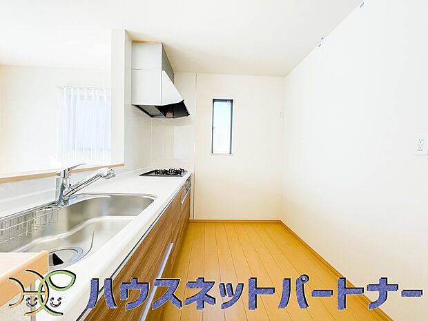 キッチン吊戸棚を無くす事によって、コミュニケーションを重視した設計に致しました。区画によって変わる一体感を、実際にご覧になって頂けましたらと思います。 